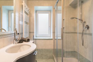 Douche, sèche-cheveux, serviettes fournies
