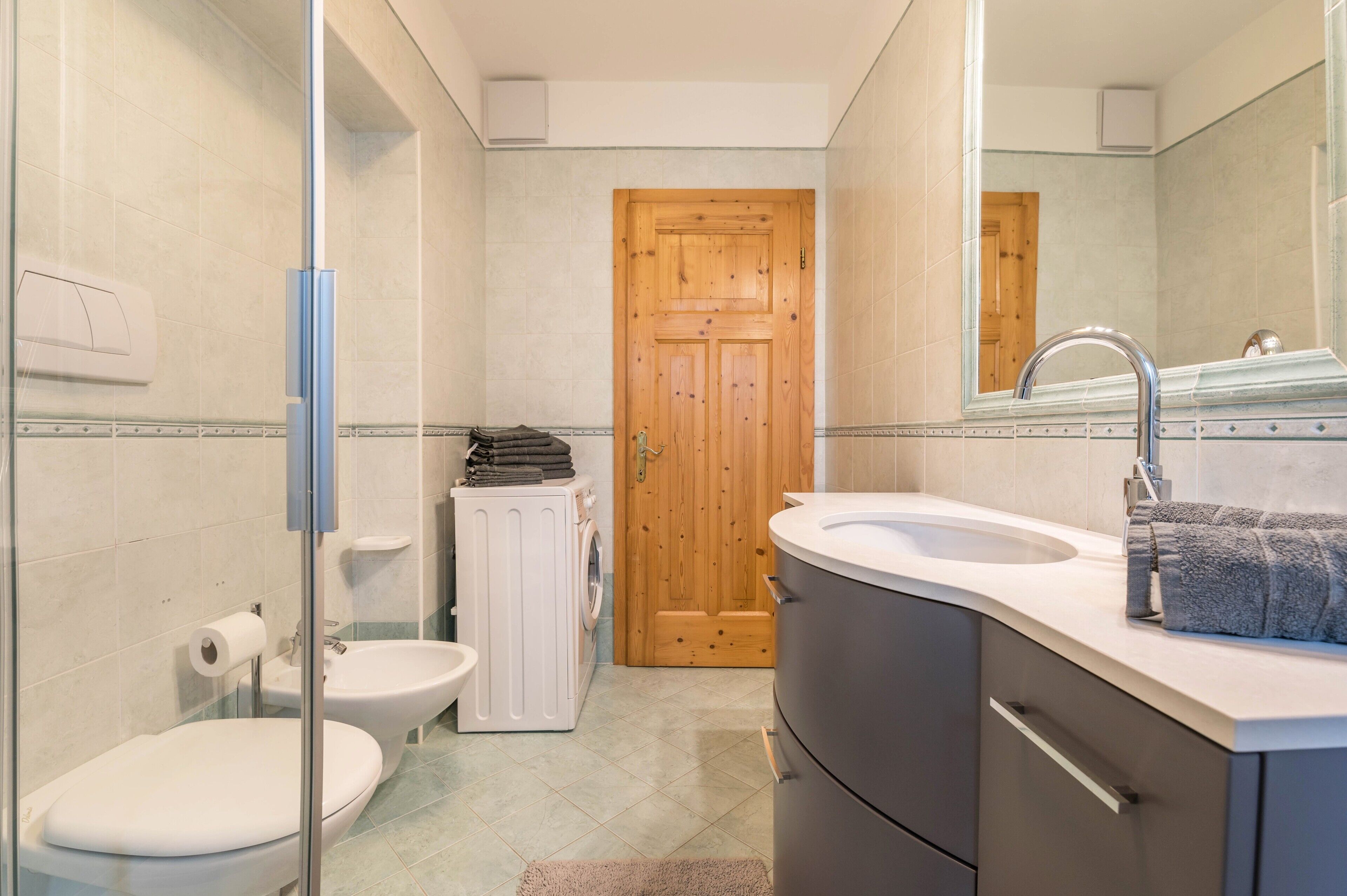 Een douche, een haardroger, handdoeken