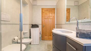 Een douche, een haardroger, handdoeken