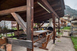 Outdoor dining - Apartment 'Ciasa Majonade Pozza Di Fassa Tipo1' with Mountain View, Private Terrace and Wi-Fi (Pozza di Fassa)