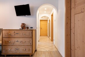 Interior - Apartment 'Ciasa Majonade Pozza Di Fassa Tipo1' with Mountain View, Private Terrace and Wi-Fi (Pozza di Fassa)