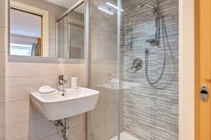 Shower, hair dryer, towels - Apartment 'Ciasa Majonade Pozza Di Fassa Tipo1' with Mountain View, Private Terrace and Wi-Fi (Pozza di Fassa)