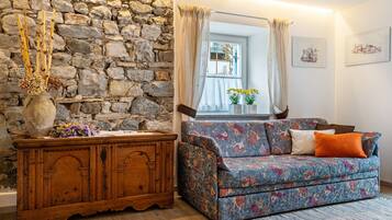 Televisie, een dvd-speler en een stereo