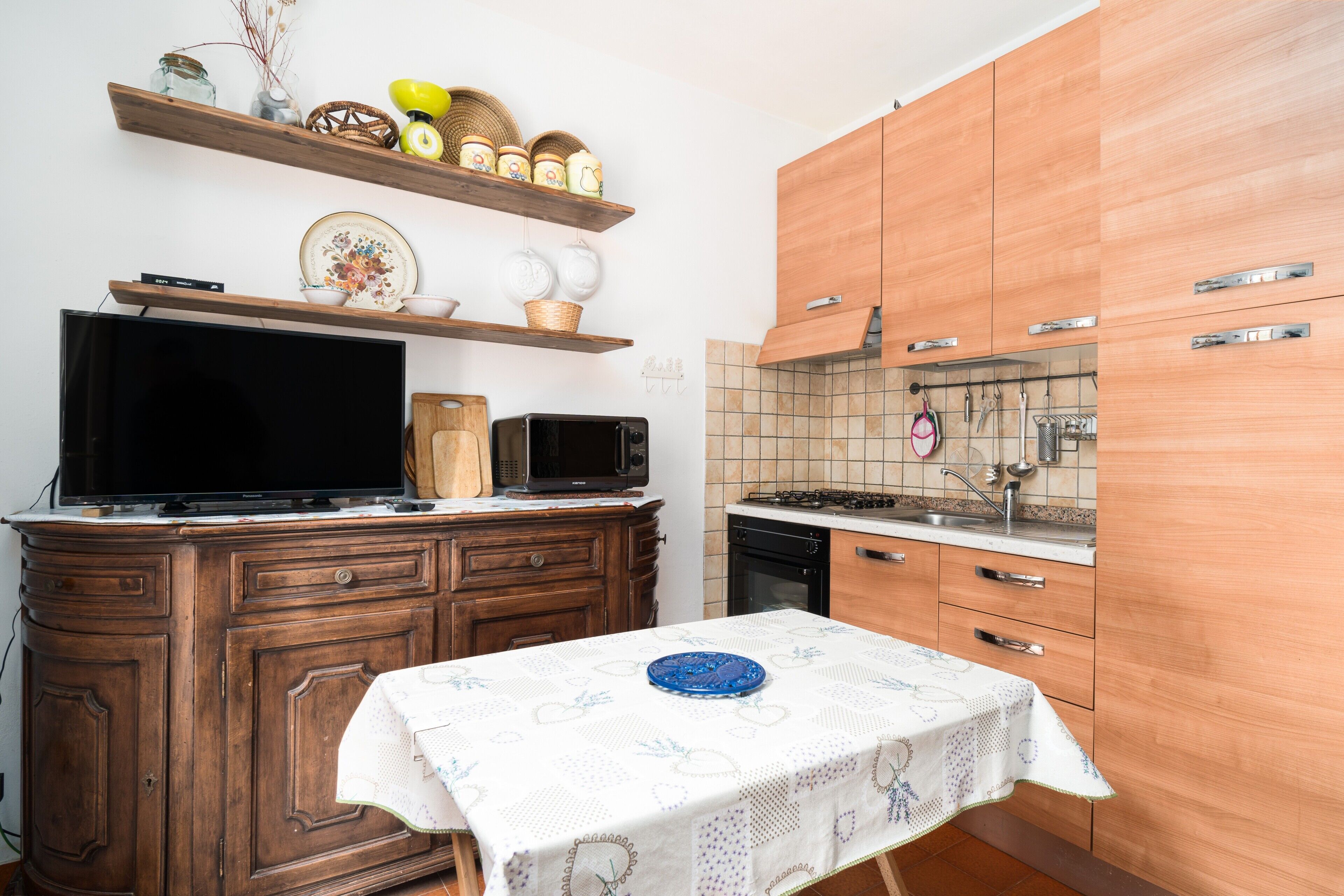 Køleskab, mikrobølgeovn, ovn, kogeplade