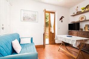 TV - Cala Liberotto Orosei: Beach 100m Away, Private Terrace, Garden & Wi-Fi (Cala Liberotto)