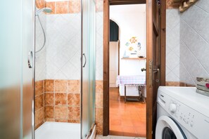Een douche, gratis toiletartikelen, een haardroger, handdoeken