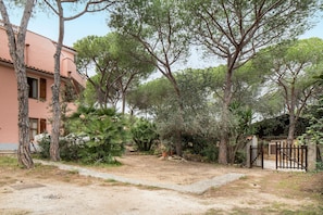 Property grounds - Cala Liberotto Orosei: Beach 100m Away, Private Terrace, Garden & Wi-Fi (Cala Liberotto)
