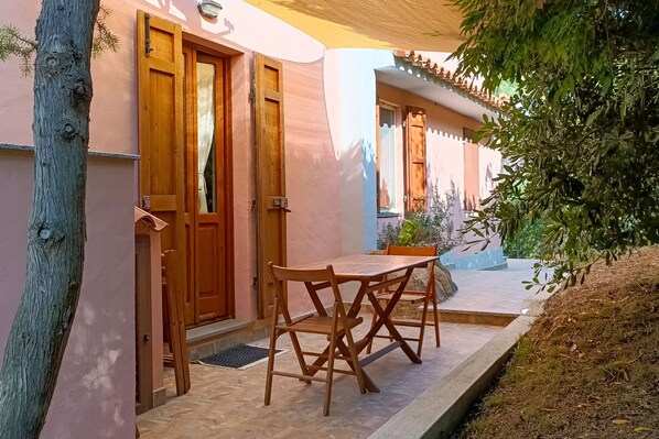 Outdoor dining - Cala Liberotto Orosei: Beach 100m Away, Private Terrace, Garden & Wi-Fi (Cala Liberotto)