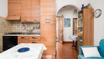 Køleskab, mikrobølgeovn, ovn, kogeplade