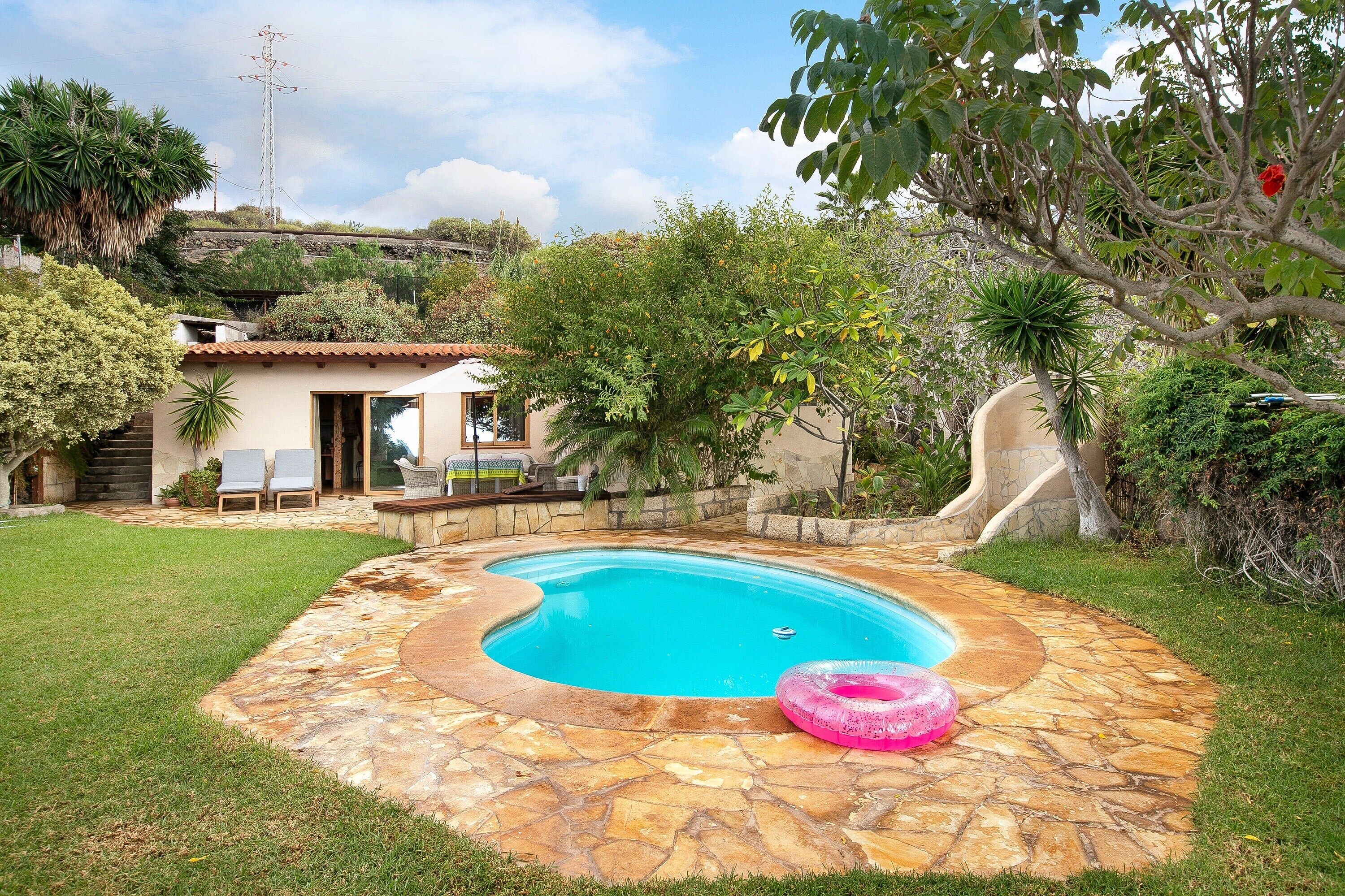 Lämmitetty uima-allas