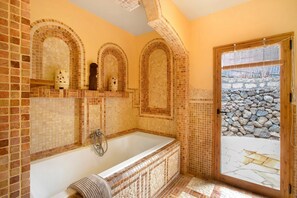 Een douche, een haardroger, handdoeken