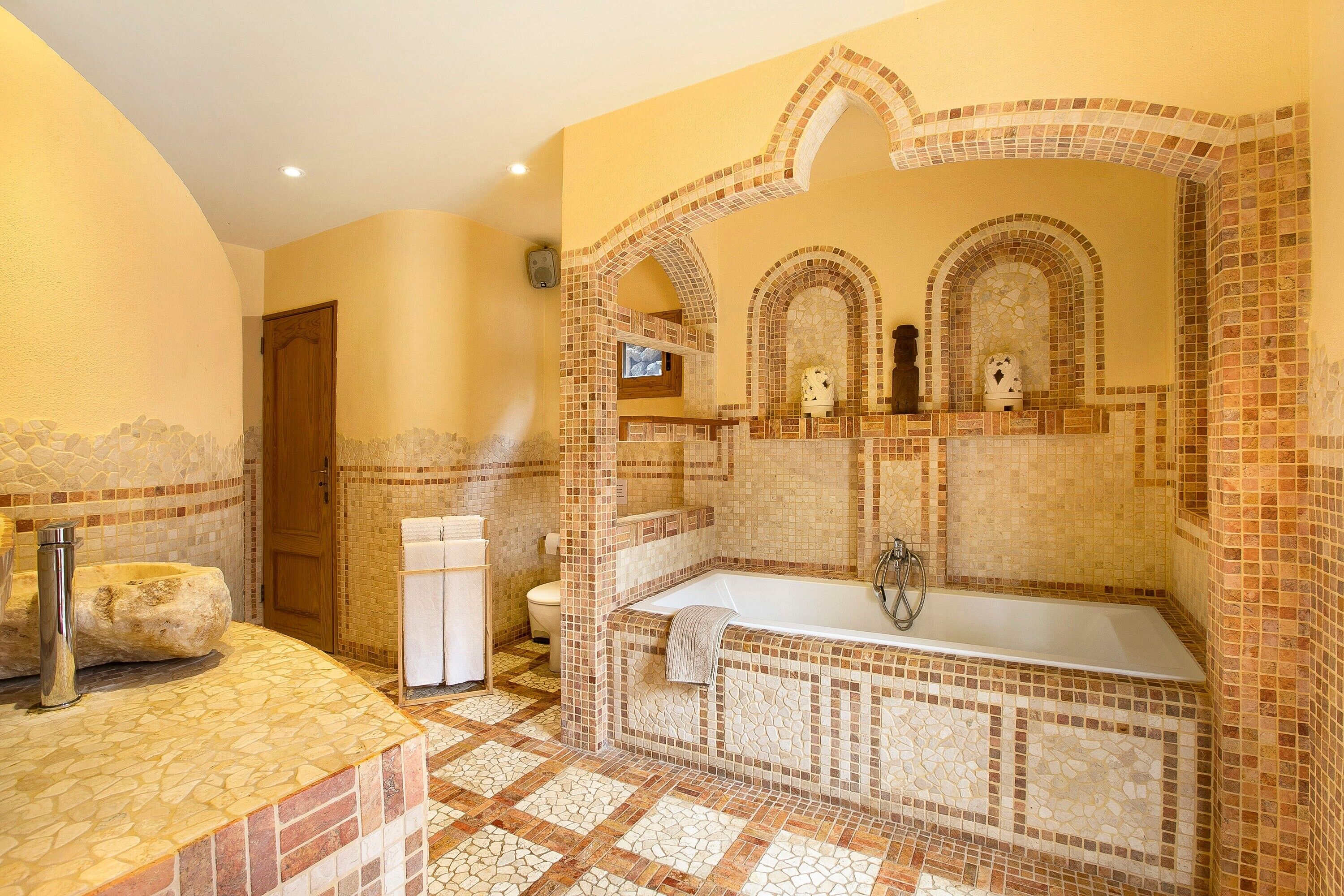 Suihku, hiustenkuivaaja, pyyhkeet