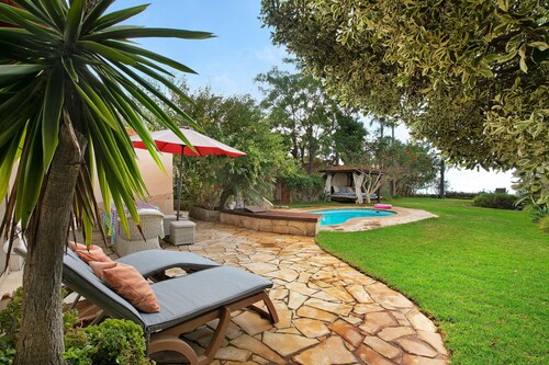 Vacation Home "Casa Anakena" with Sea View & Wi-Fi
