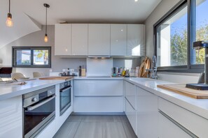 Een koelkast, een oven, een kookplaat, een vaatwasser