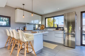 Fridge, oven, stovetop, dishwasher