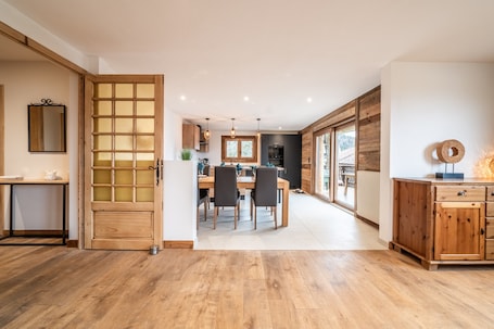 内装. Chalet 'De La Joux' with Private Terrace and Wi-Fi