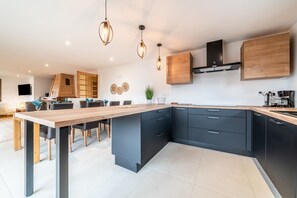 Geladeira, micro-ondas, fogão, cooktop