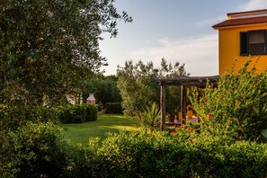 Property grounds - Apartment "Casa Dante" with hills and Monte Argentario view, 2 Private Terraces & Wi-Fi (Orbetello)