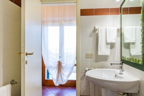 Chuveiro, secador de cabelo, toalhas de banho 