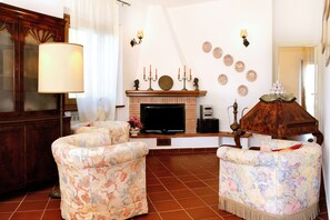 TV, ping pong - Apartment "Casa Dante" with hills and Monte Argentario view, 2 Private Terraces & Wi-Fi (Orbetello)