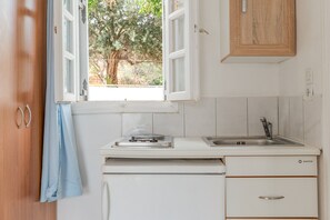 Fridge, stovetop, coffee/tea maker, electric kettle