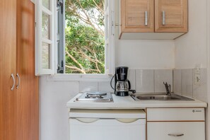 Fridge, stovetop, coffee/tea maker, electric kettle