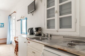 Fridge, stovetop, coffee/tea maker, electric kettle