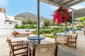 Outdoor dining - Studio Apartment 'Sifnos  4' with Sea View, Wi-Fi and Air Conditioning (Sifnos)