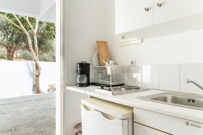 Fridge, stovetop, coffee/tea maker, electric kettle