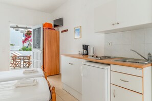 Fridge, stovetop, coffee/tea maker, electric kettle