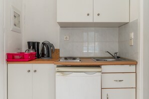 Fridge, stovetop, coffee/tea maker, electric kettle