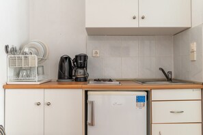 Refrigerador, parrilla de estufa, cafetera y tetera y tetera eléctrica 