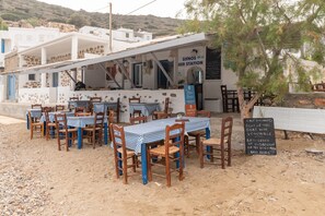 Outdoor dining - Studio Apartment 'Sifnos  7' with Sea View, Wi-Fi and Air Conditioning (Sifnos)