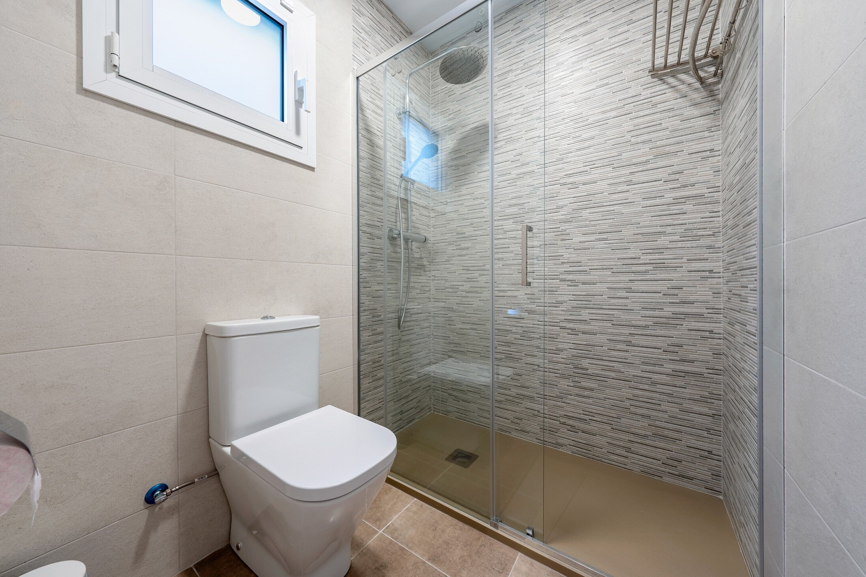 Een douche, gratis toiletartikelen, een haardroger, handdoeken
