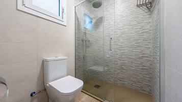 Een douche, gratis toiletartikelen, een haardroger, handdoeken