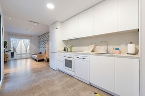Fridge, oven, stovetop, dishwasher