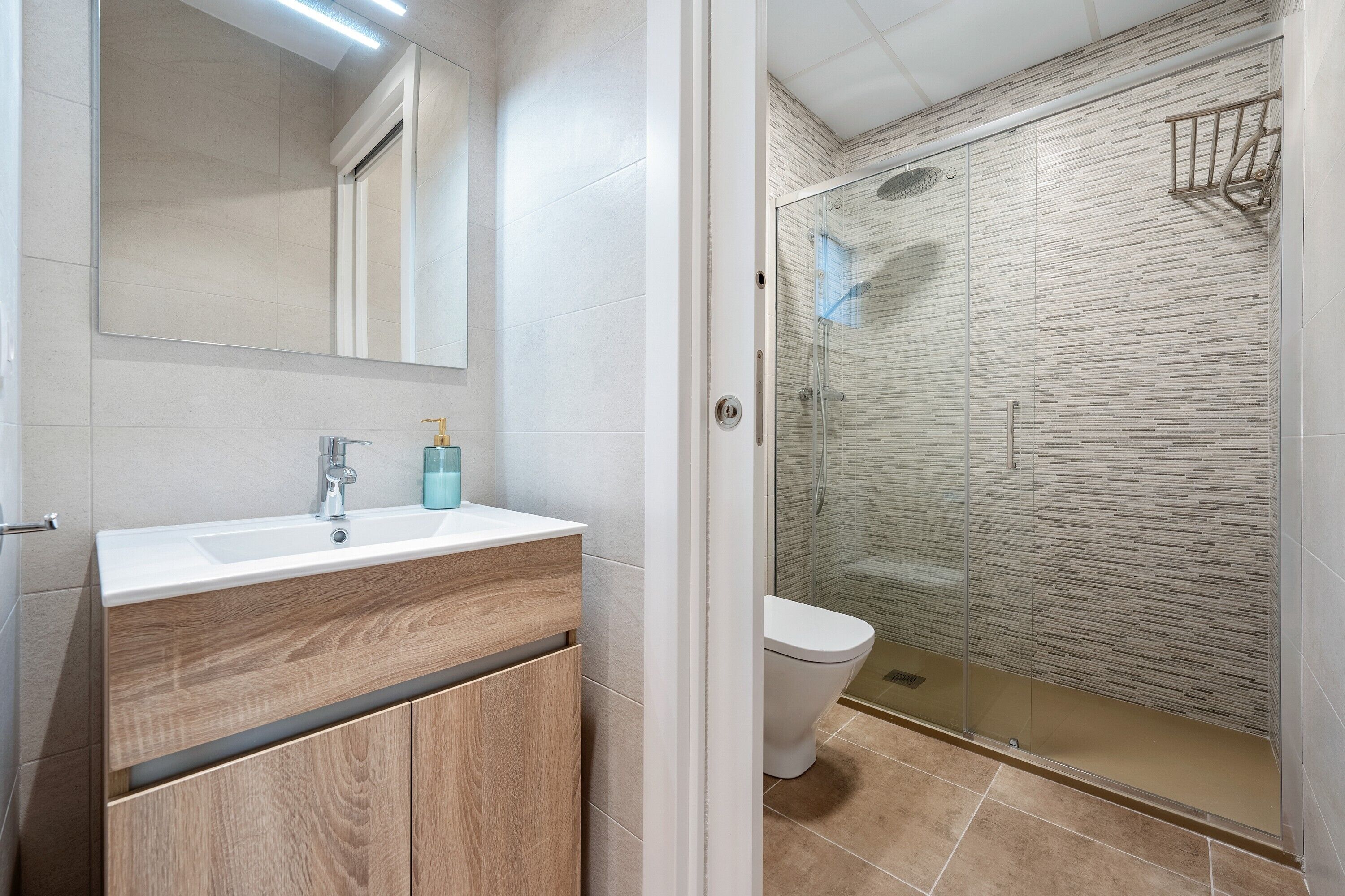 Dusche, kostenlose Toilettenartikel, Haartrockner, Handtücher