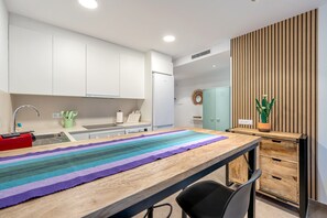 Fridge, oven, stovetop, dishwasher