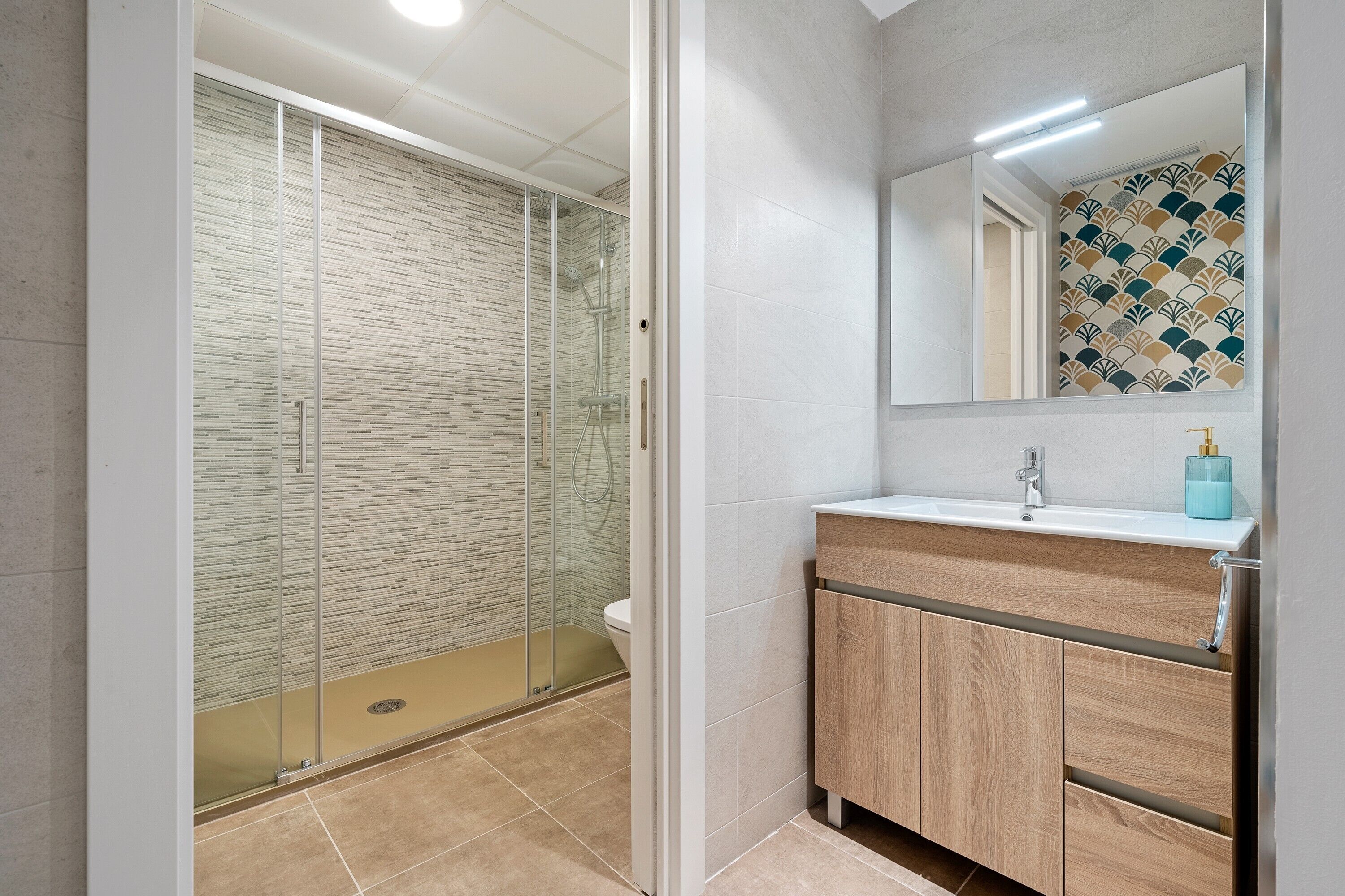 Ducha, artículos de higiene personal gratuitos y secador de pelo