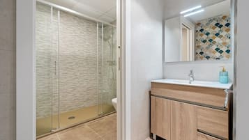 Ducha, artículos de higiene personal gratuitos y secador de pelo