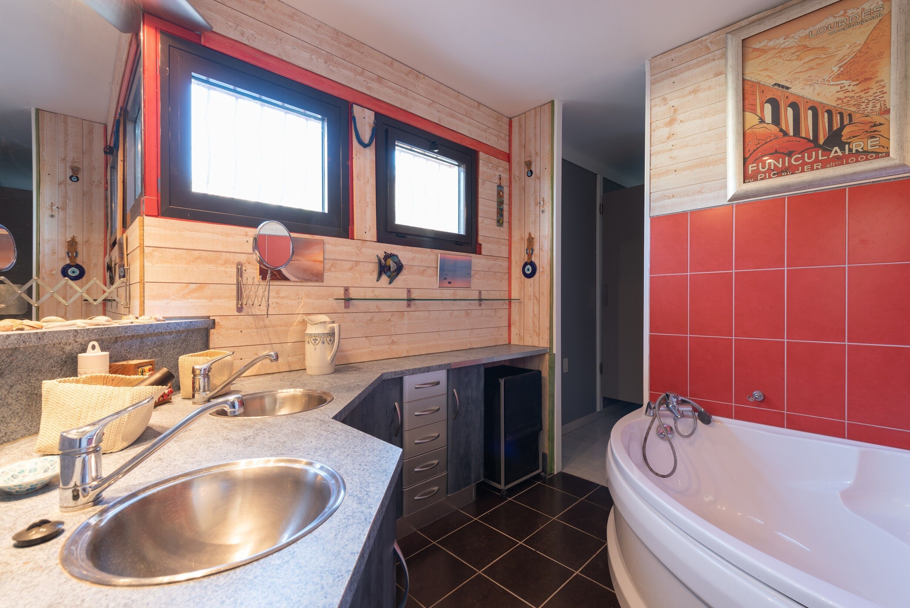 Regadera, secadora de cabello, toallas 