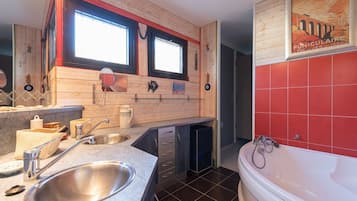 Regadera, secadora de cabello, toallas