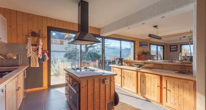 Holiday Home 'Villa Sur La Colline Aux Pyrénées' with Mountain View, Private Terrace and Wi-Fi
