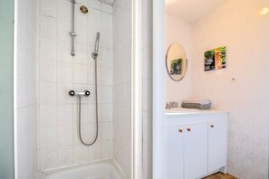 Douche, sèche-cheveux, serviettes fournies