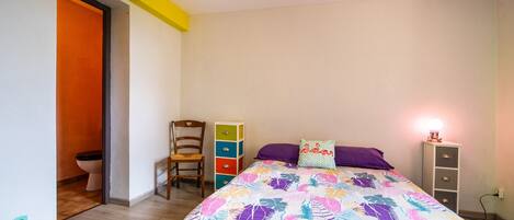 1 chambre, fer et planche Ă repasser, Wi-Fi gratuit, draps fournis