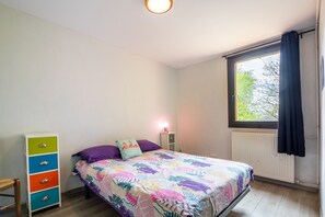 1 habitación, tabla de planchar con plancha, wifi gratis y ropa de cama 