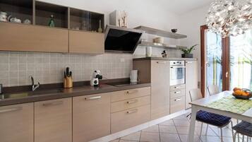 Kühlschrank, Ofen, Herdplatte, Wasserkocher mit Kaffee-/Teezubehör