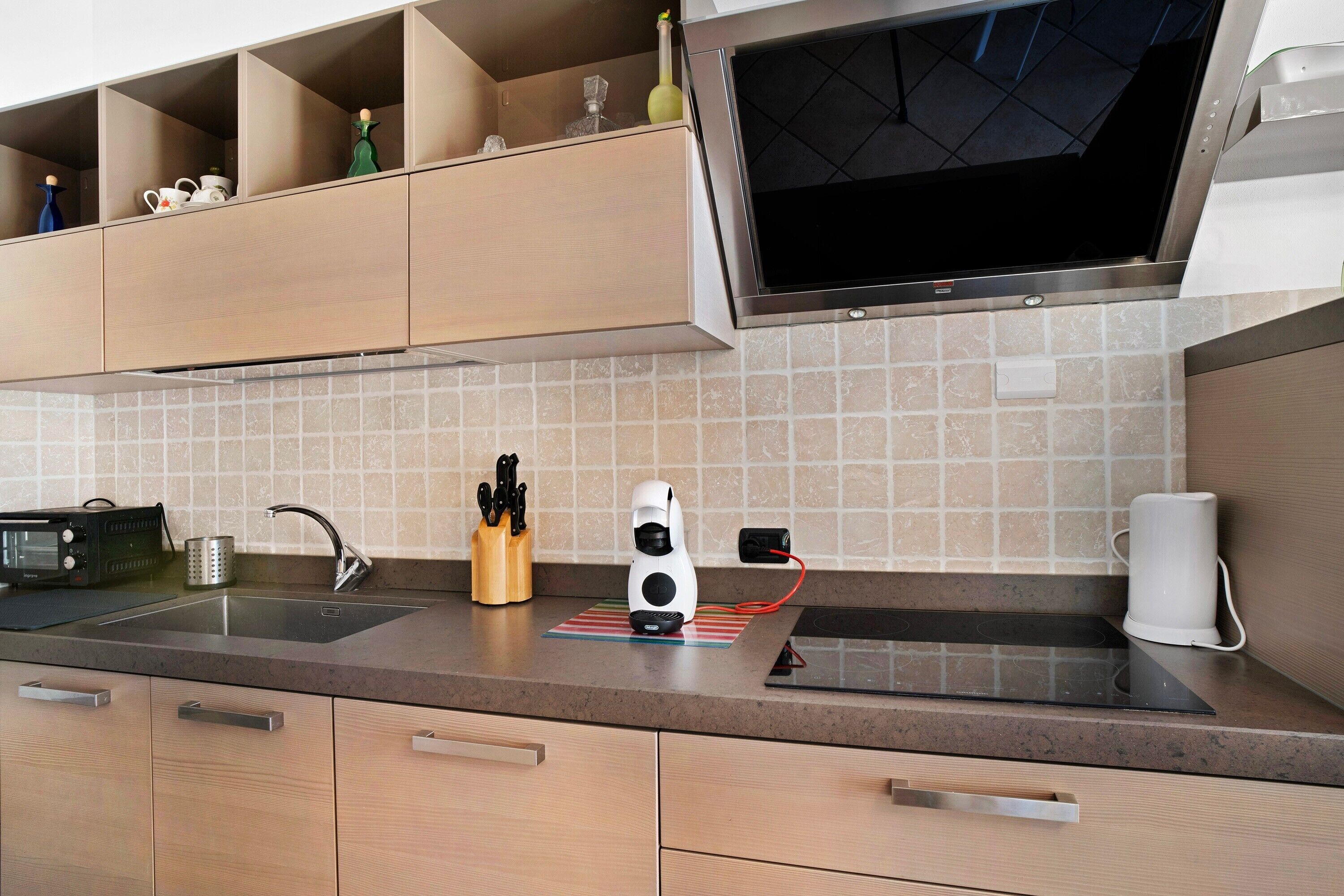 Fridge, oven, stovetop, coffee/tea maker