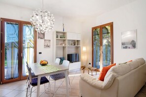 TV - Apartment 'Ca' Du Barba' with Private Terrace, Private Garden and Wi-Fi (Taggia)