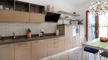 Fridge, oven, stovetop, coffee/tea maker